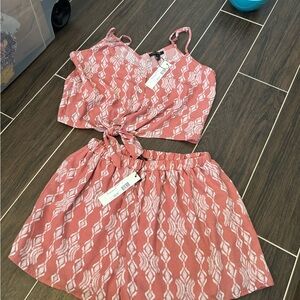 🦋 NWT Pink and White Patterned Two-Piece Set 🦋